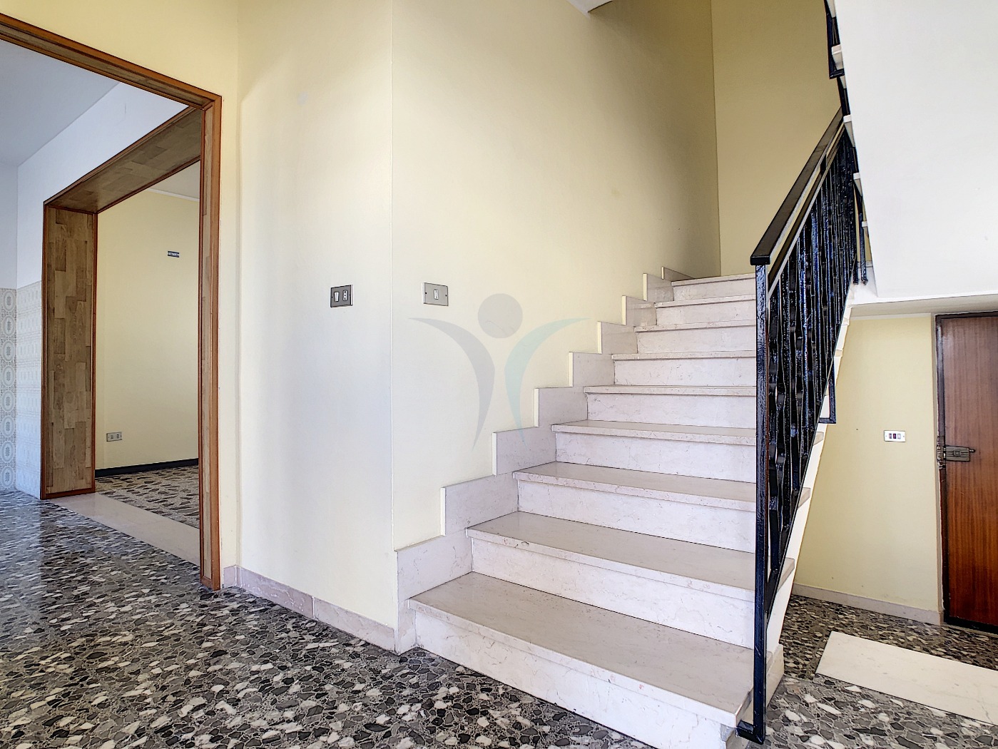 <span  class="uc_style_uc_tiles_grid_image_elementor_uc_items_attribute_title" style="color:#ffffff;">55521.jpg</span>