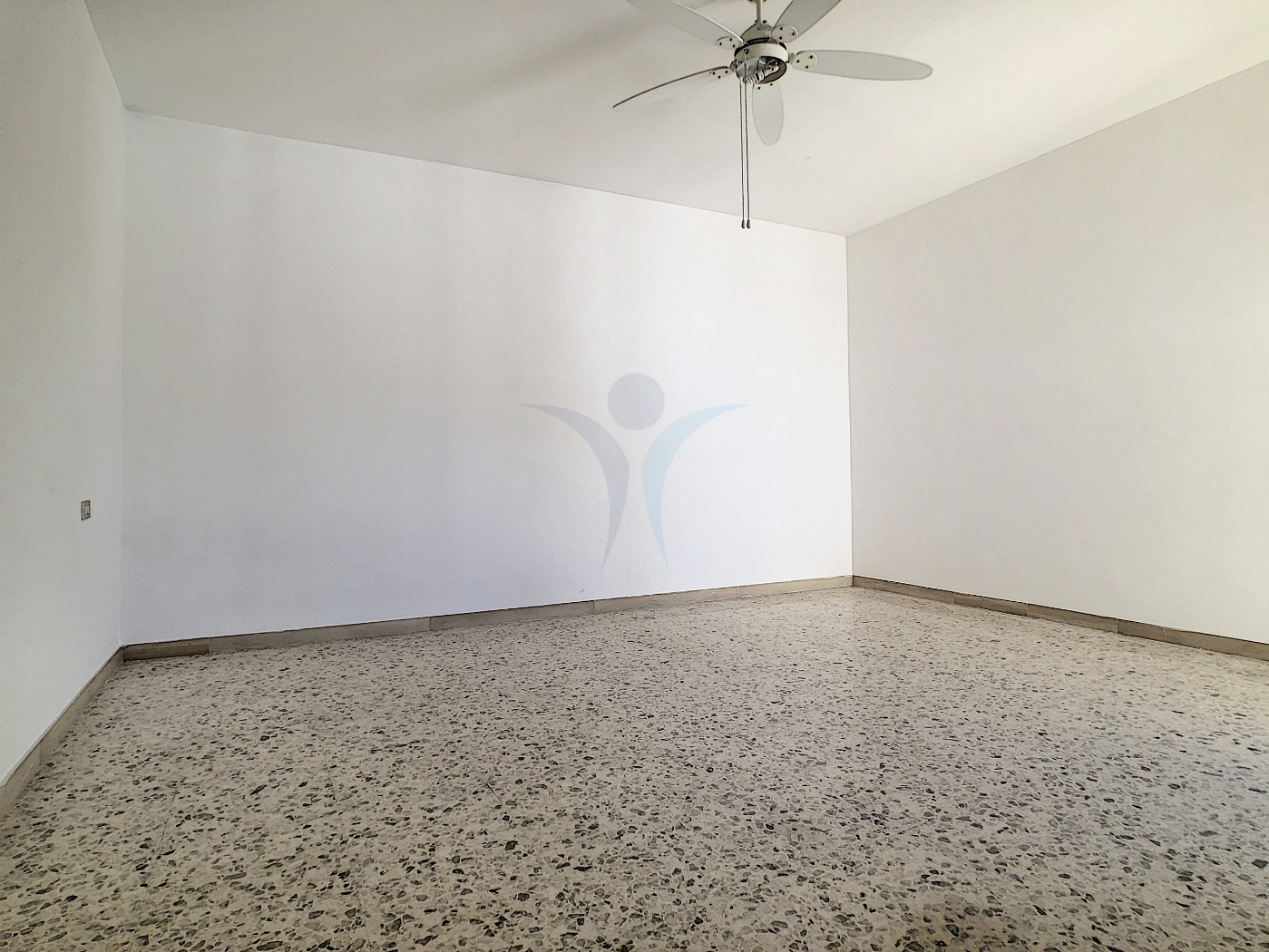 <span  class="uc_style_uc_tiles_grid_image_elementor_uc_items_attribute_title" style="color:#ffffff;">55533.jpg</span>