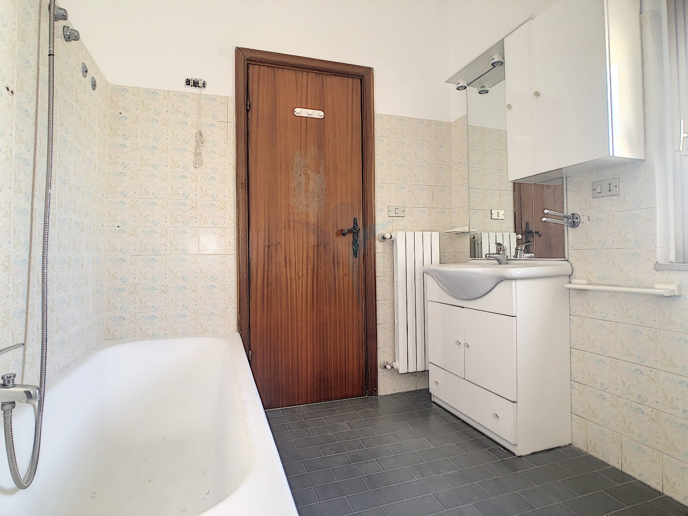 <span  class="uc_style_uc_tiles_grid_image_elementor_uc_items_attribute_title" style="color:#ffffff;">55535.jpg</span>