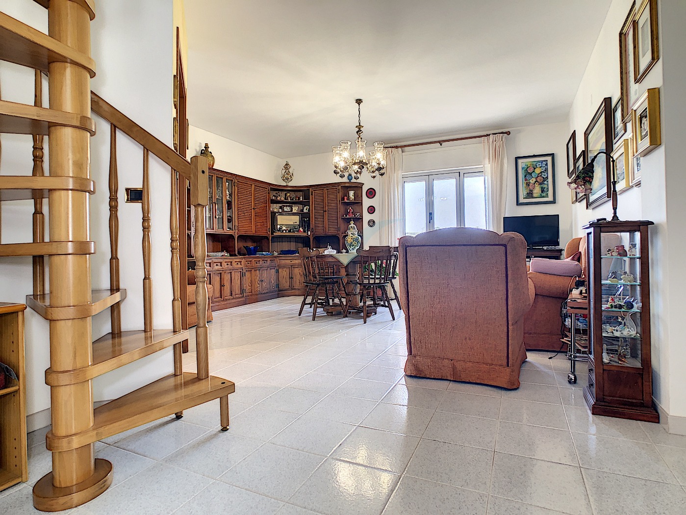 <span  class="uc_style_uc_tiles_grid_image_elementor_uc_items_attribute_title" style="color:#ffffff;">55598.jpg</span>