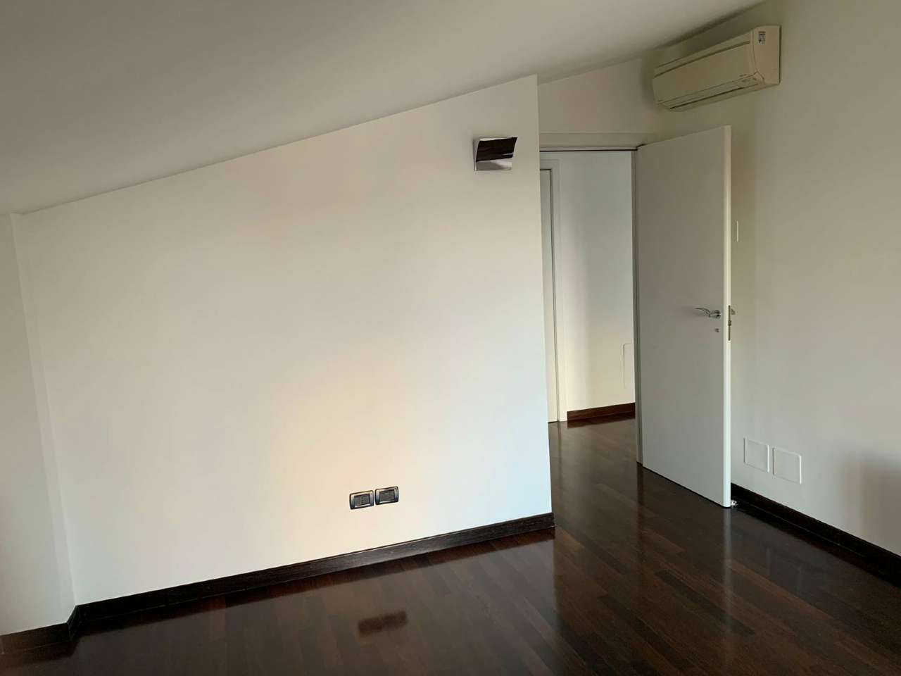 <span  class="uc_style_uc_tiles_grid_image_elementor_uc_items_attribute_title" style="color:#ffffff;">2583581437.jpg</span>