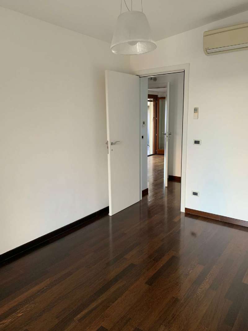 <span  class="uc_style_uc_tiles_grid_image_elementor_uc_items_attribute_title" style="color:#ffffff;">2583581460.jpg</span>