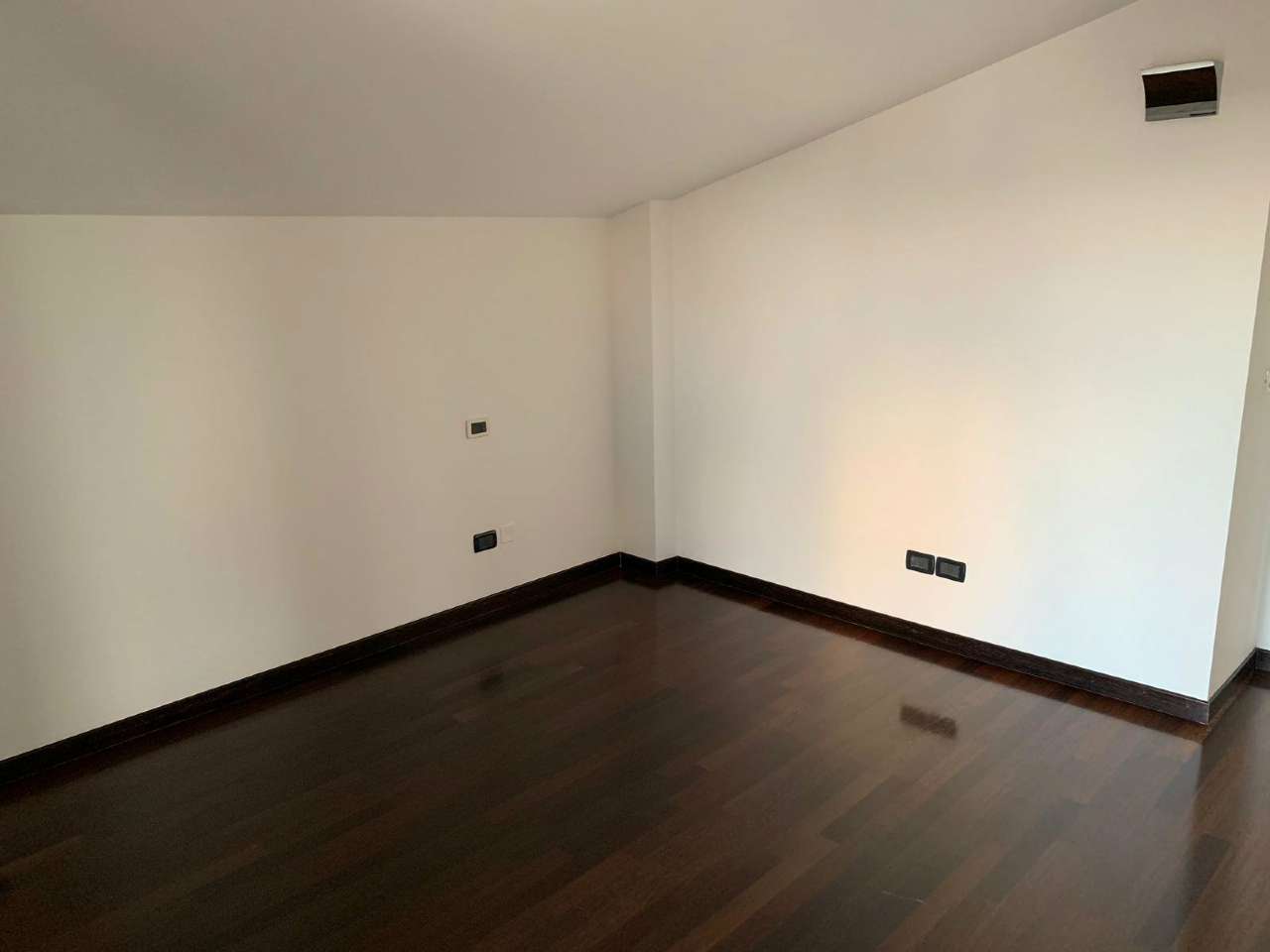 <span  class="uc_style_uc_tiles_grid_image_elementor_uc_items_attribute_title" style="color:#ffffff;">2583581477.jpg</span>