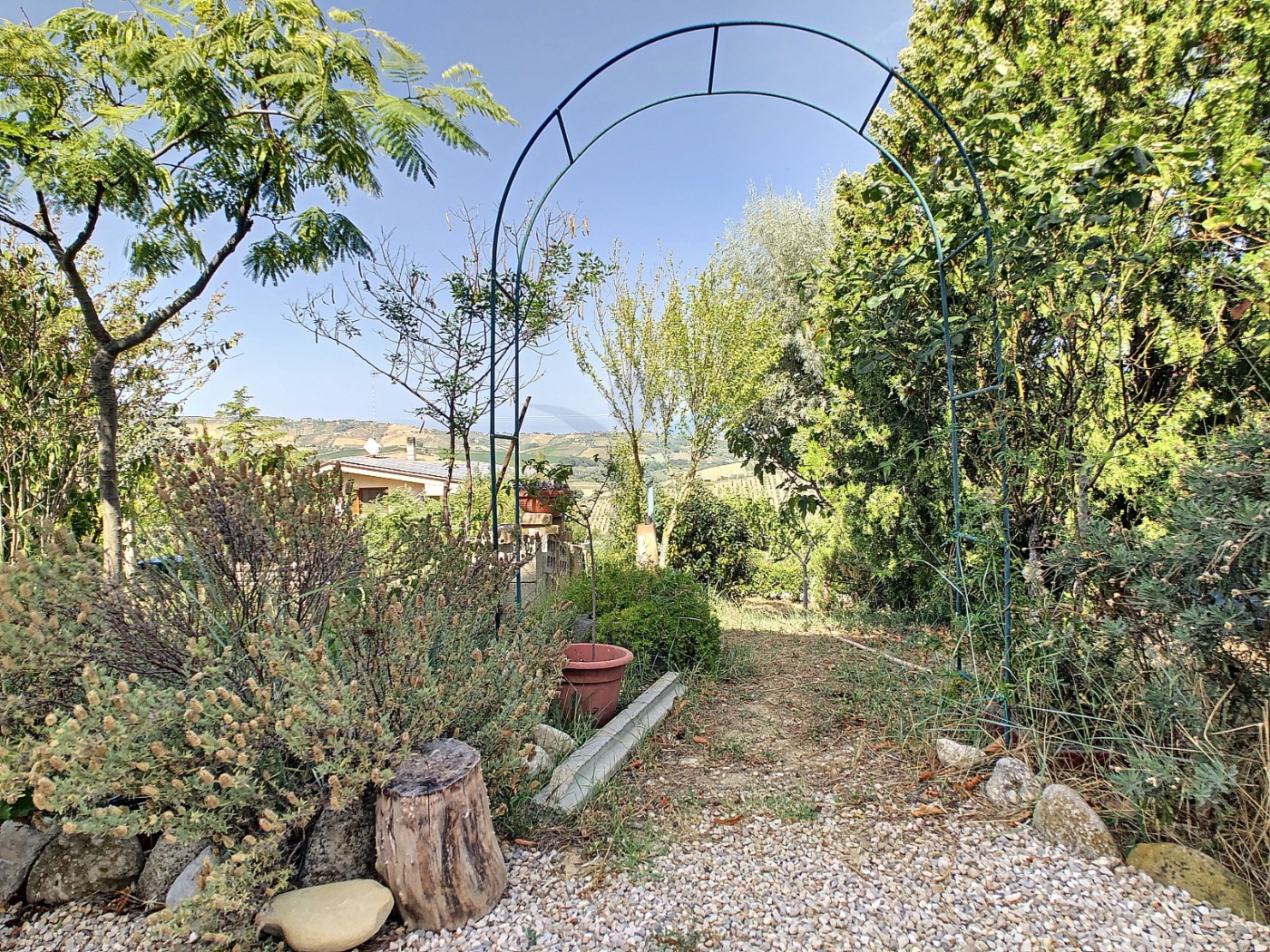 <span  class="uc_style_uc_tiles_grid_image_elementor_uc_items_attribute_title" style="color:#ffffff;">Casa-indipendente in ACQUISTO a</span>