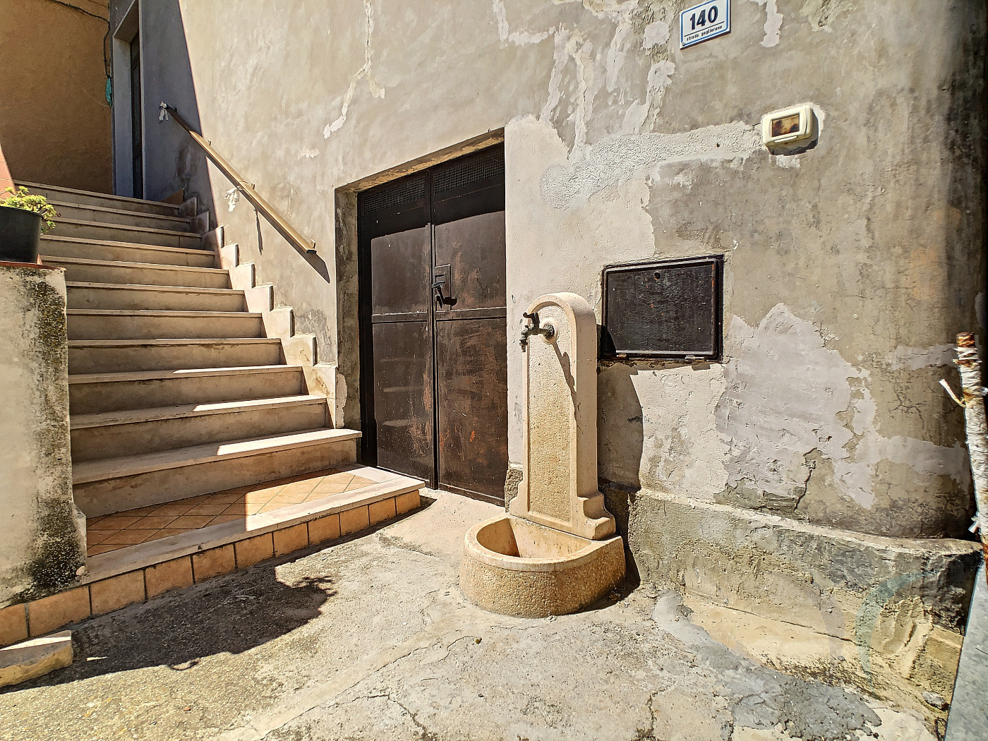 <span  class="uc_style_uc_tiles_grid_image_elementor_uc_items_attribute_title" style="color:#ffffff;">Casa-indipendente in ACQUISTO a</span>