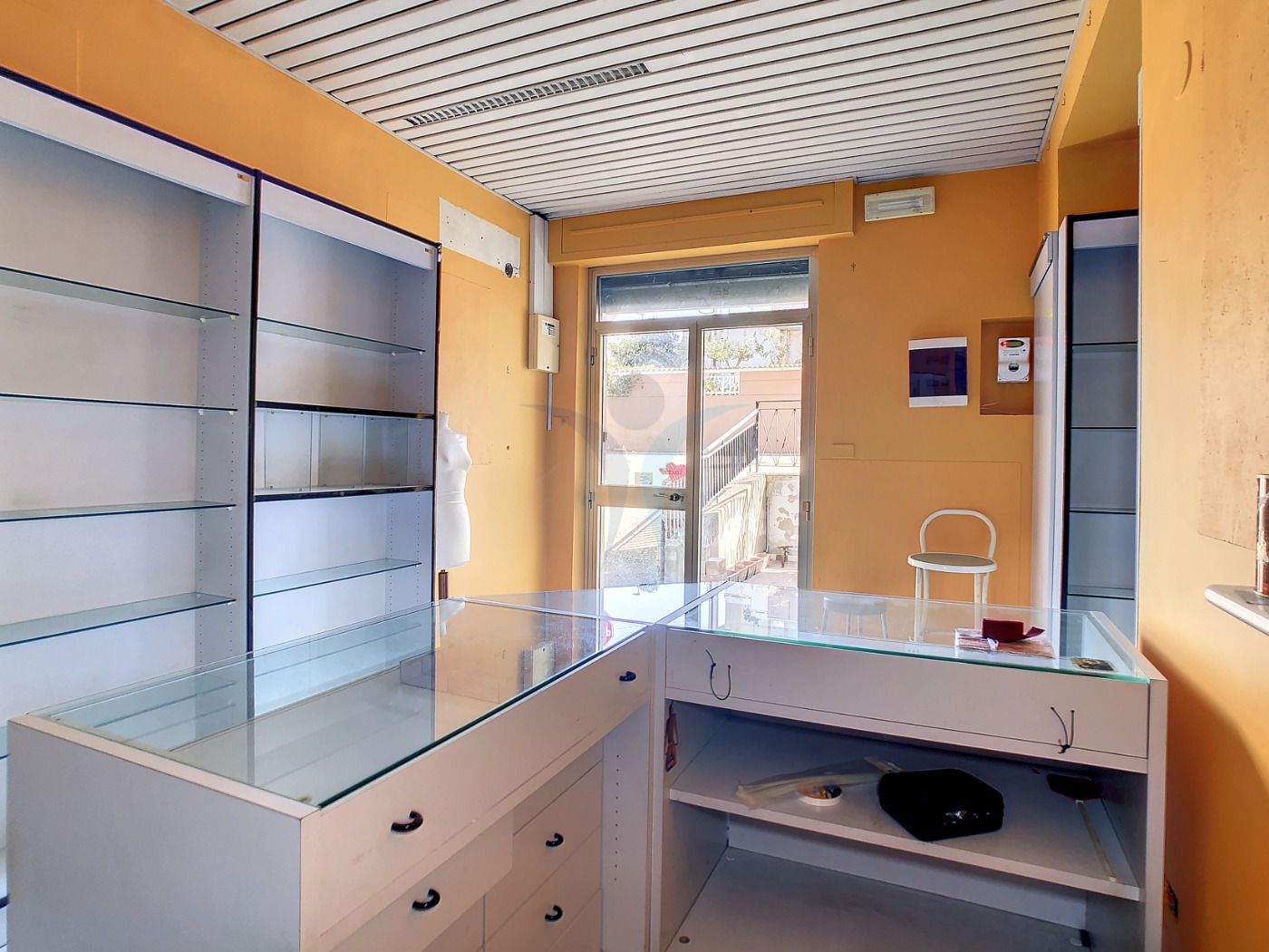 <span  class="uc_style_uc_tiles_grid_image_elementor_uc_items_attribute_title" style="color:#ffffff;">Negozio in LOCAZIONE a Montesilvano</span>