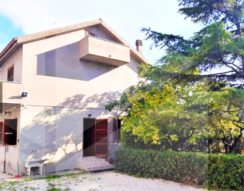 <span  class="uc_style_uc_tiles_grid_image_elementor_uc_items_attribute_title" style="color:#ffffff;">Casa-indipendente in LOCAZIONE a Pescara</span>