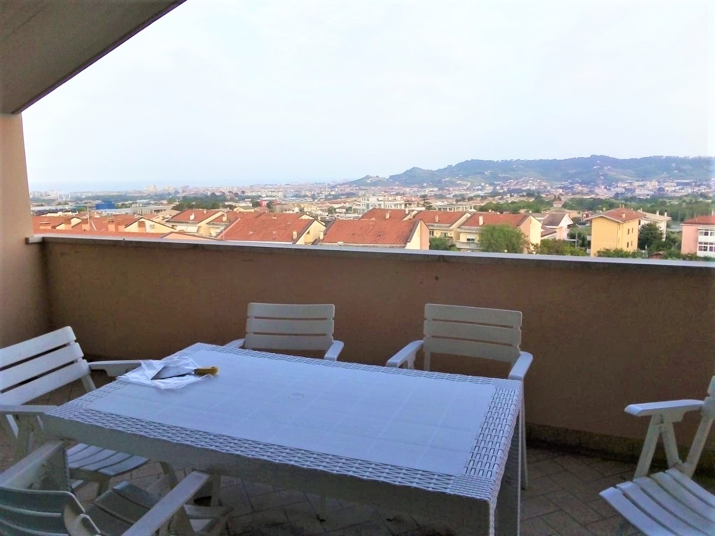 <span  class="uc_style_uc_tiles_grid_image_elementor_uc_items_attribute_title" style="color:#ffffff;">Appartamenti in LOCAZIONE a</span>