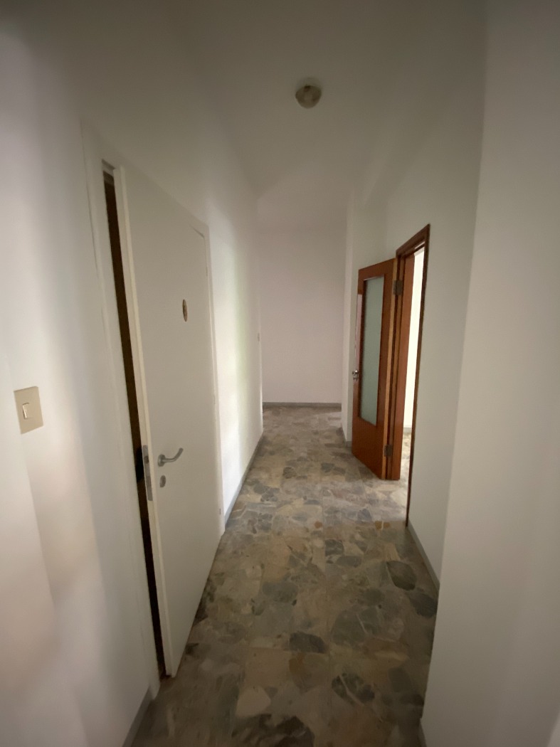 <span  class="uc_style_uc_tiles_grid_image_elementor_uc_items_attribute_title" style="color:#ffffff;">20739.jpg</span>