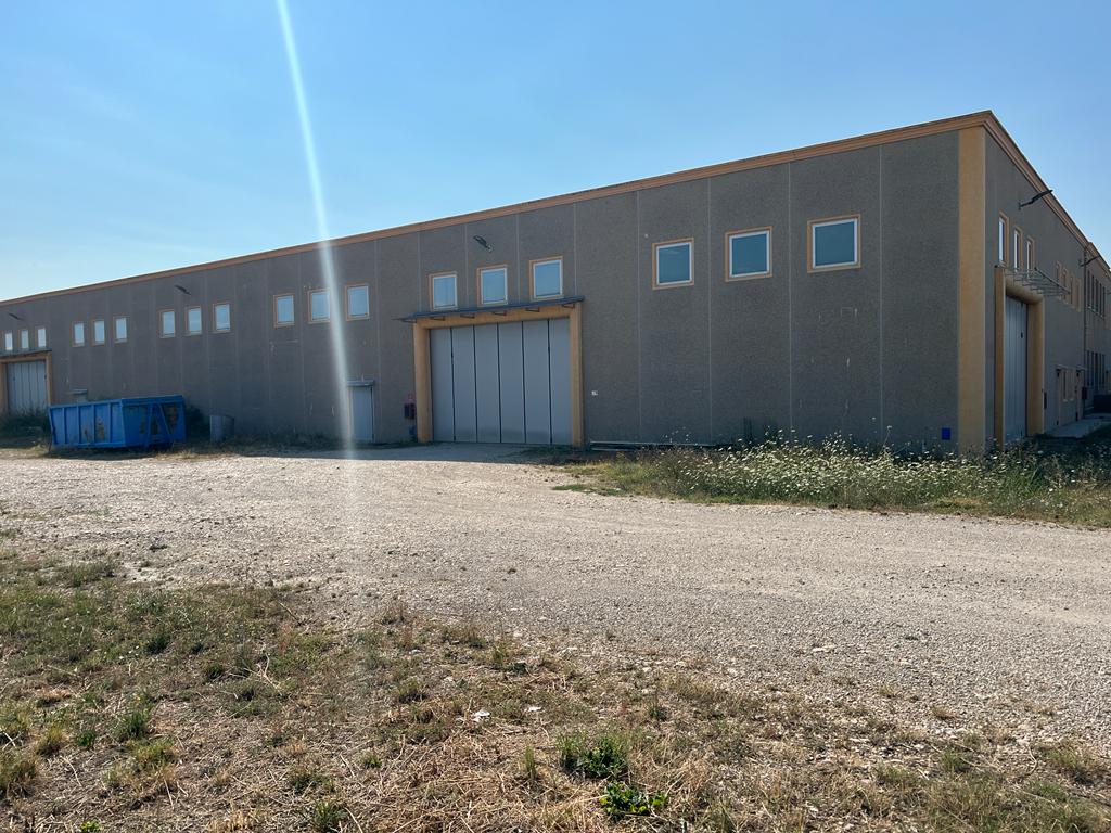 <span  class="uc_style_uc_tiles_grid_image_elementor_uc_items_attribute_title" style="color:#ffffff;">Capannoni in ACQUISTO a Roseto degli Abruzzi</span>