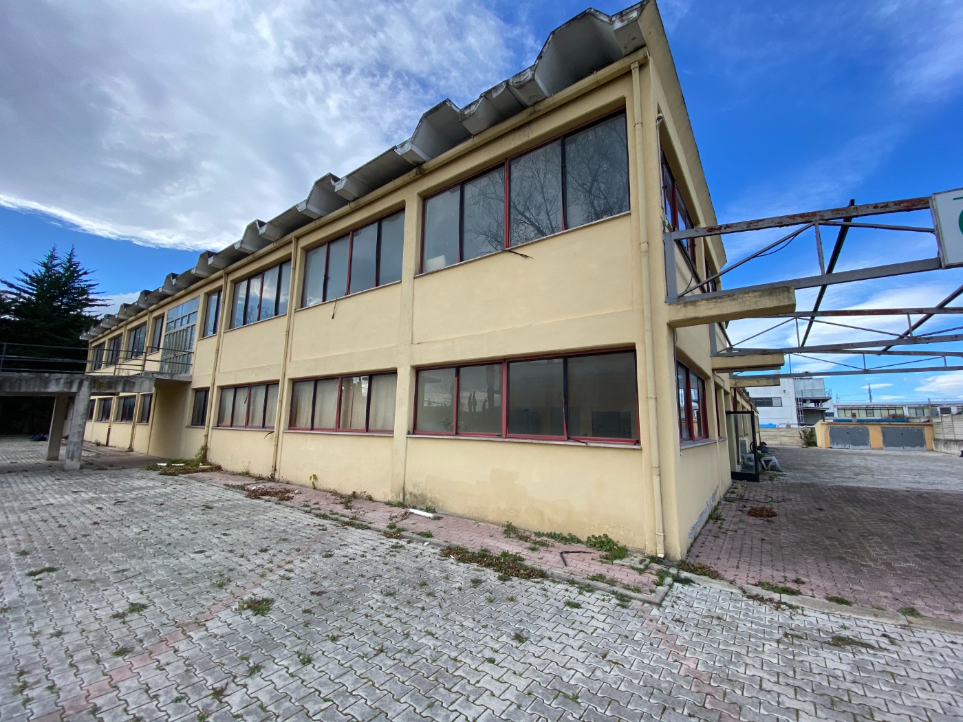 <span  class="uc_style_uc_tiles_grid_image_elementor_uc_items_attribute_title" style="color:#ffffff;">Capannoni in LOCAZIONE a Chieti</span>