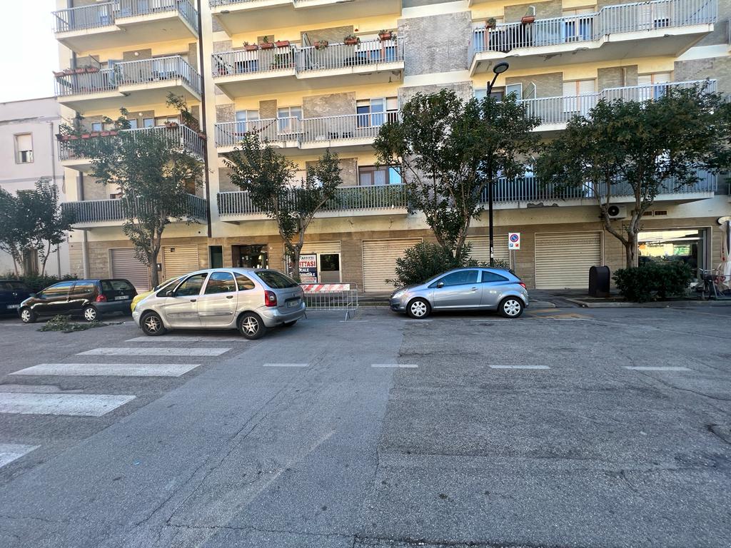 <span  class="uc_style_uc_tiles_grid_image_elementor_uc_items_attribute_title" style="color:#ffffff;">Negozio in LOCAZIONE a Pescara</span>